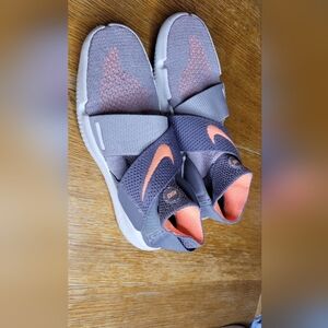 Nike free run motion Gym Athletic Running Coral/Gray shoe Sneaker Womens 8.5